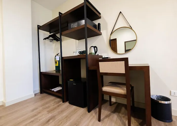 Hotel Quincentennial 3*